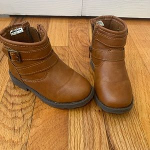 Girl boots with side zipper.